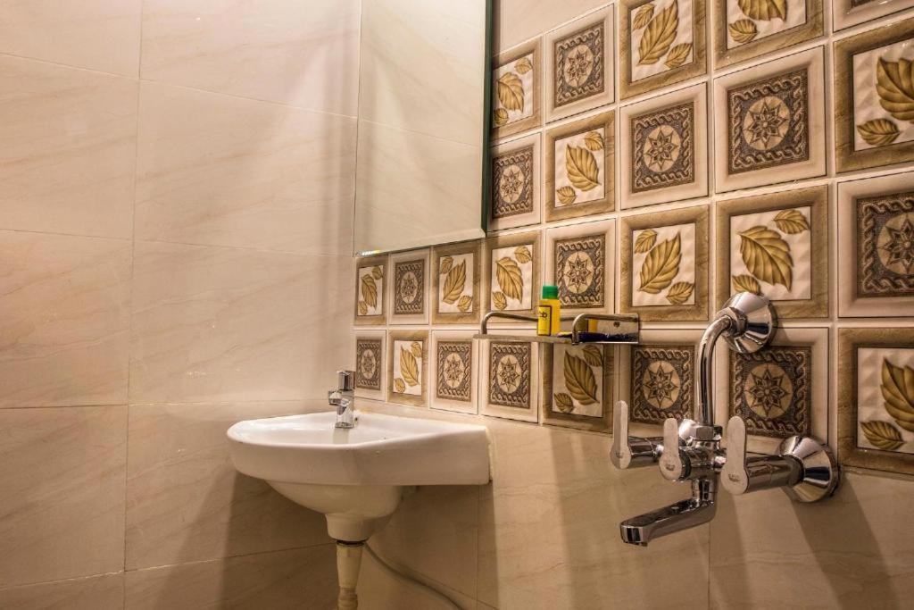 Hotel Embassy Grand Near Us Embassy Bkc Мумбаи Экстерьер фото